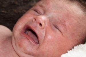 bebê chorando de sono