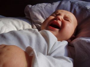bebê acorda chorando